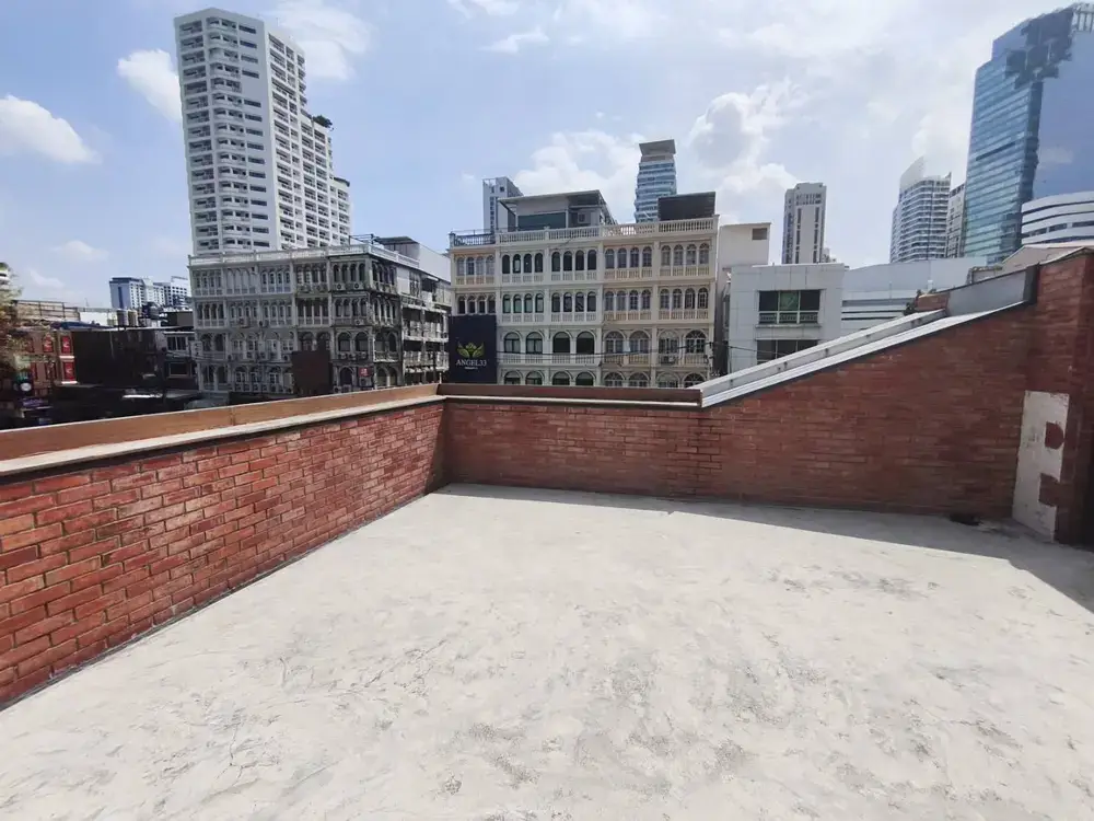 Bottomless Sukhumvit 33の屋上