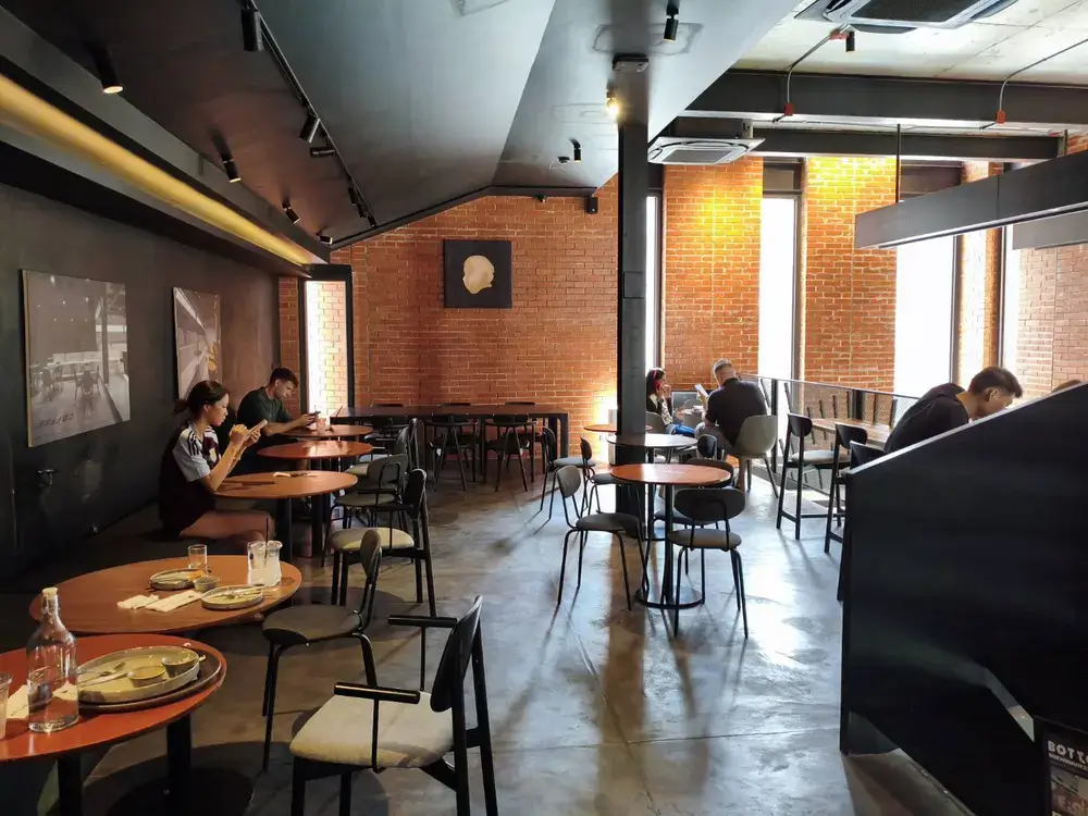 Bottomless Sukhumvit 33の二階