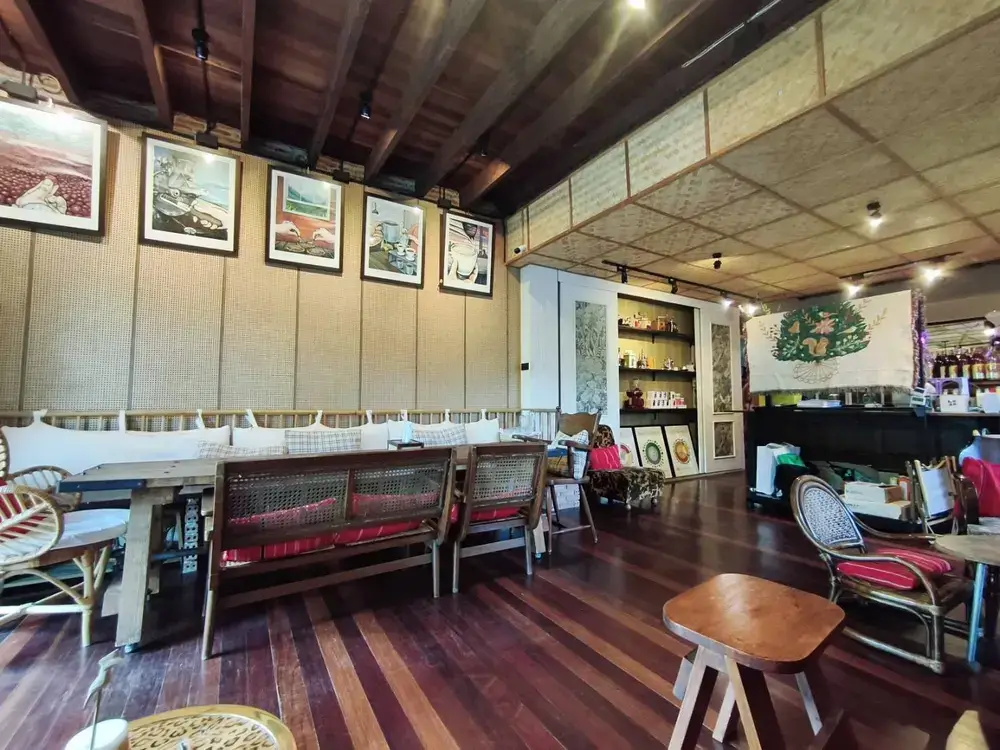 エカマイの隠れ家スペシャリティカフェ「Coffeas」の店内