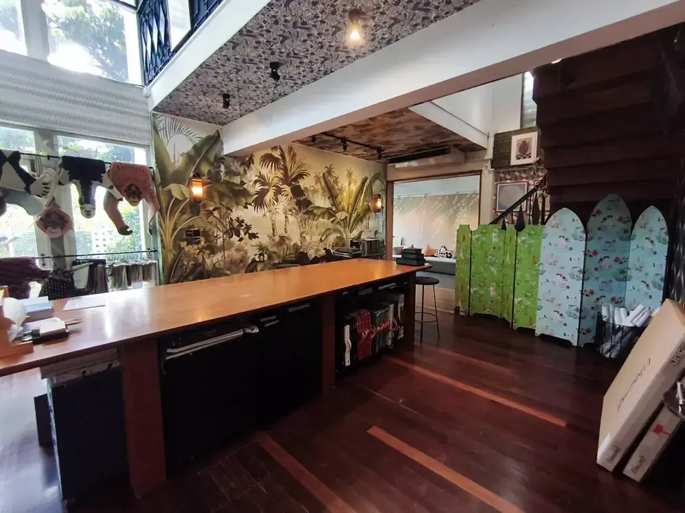 エカマイの隠れ家スペシャリティカフェ「Coffeas」の大きなテーブル