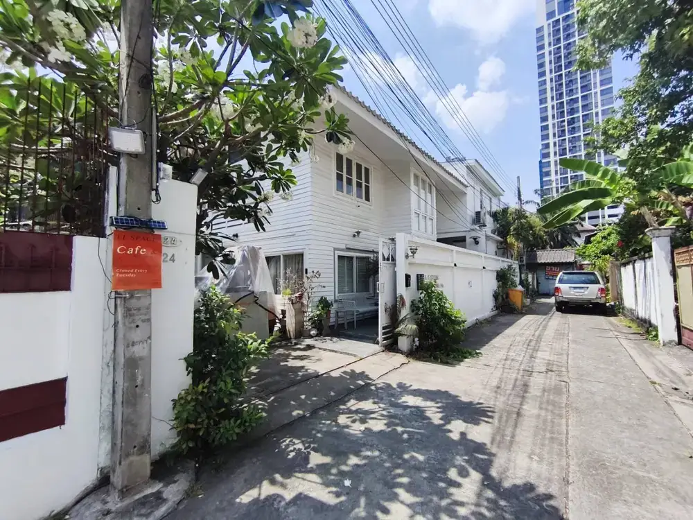 エカマイのLe space cafeの外観