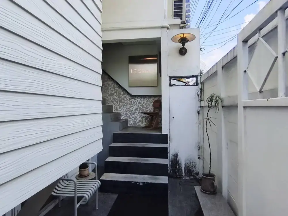 エカマイのLe space cafeの外観