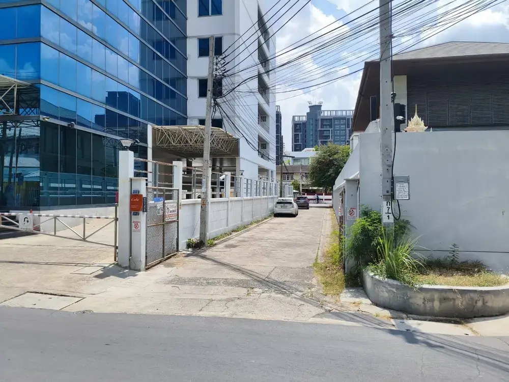 エカマイのLe space cafe前の道路