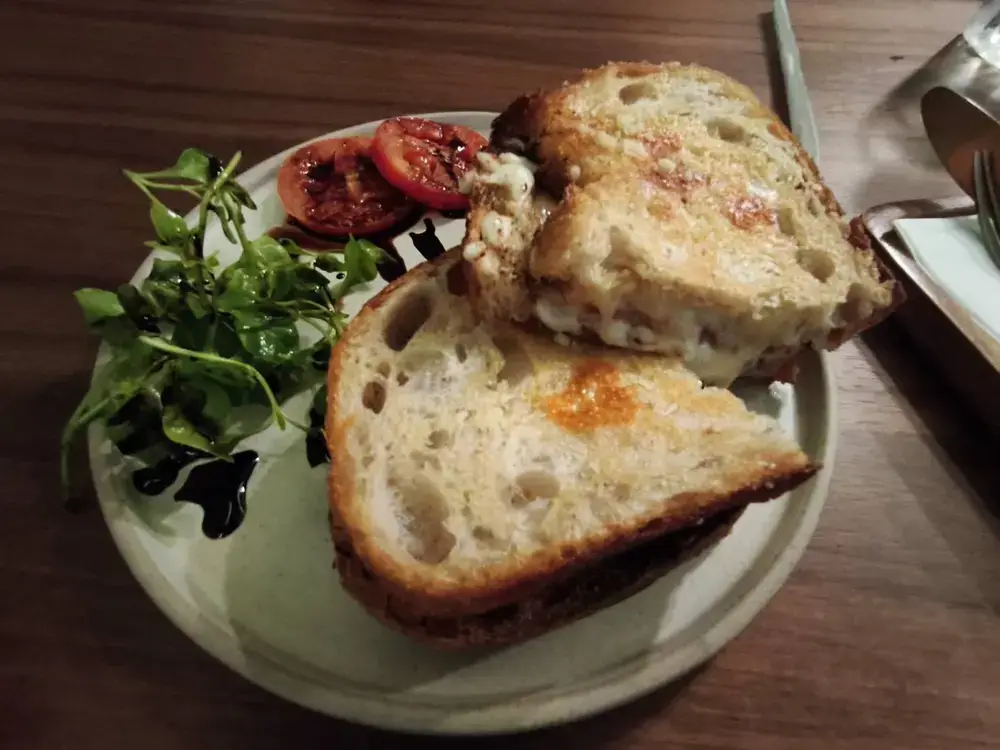 エカマイのカフェ「KIF」のチーズベーコンサンドイッチ