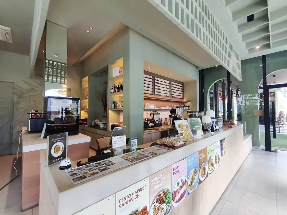 エカマイのカフェ「KIF」の店内