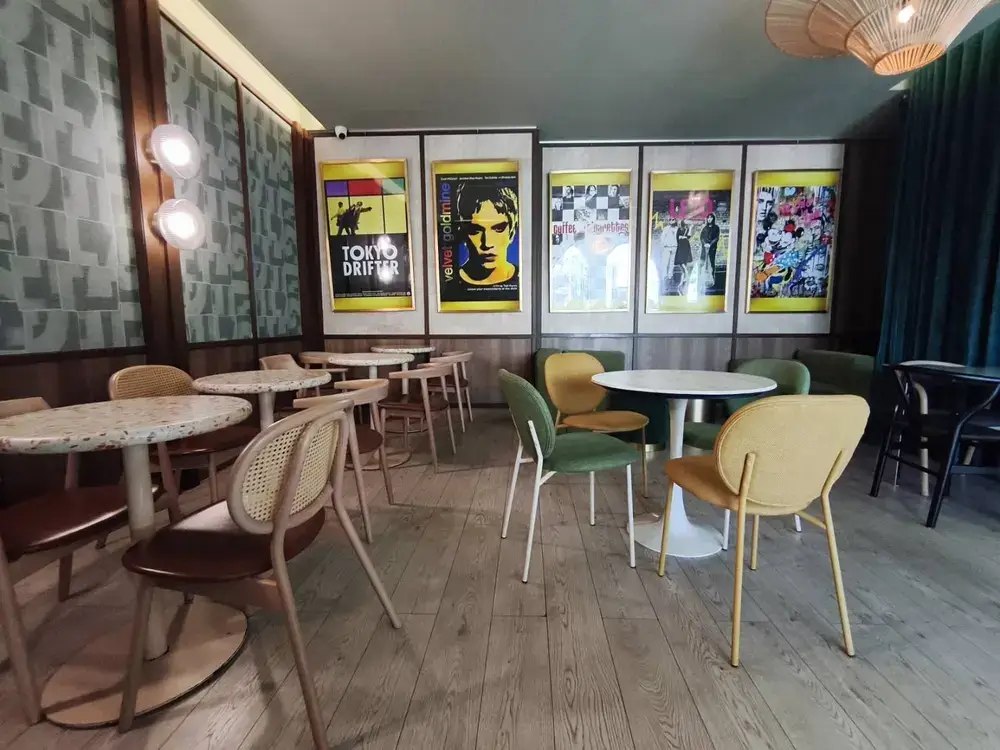 エカマイのカフェ「KIF」の店内