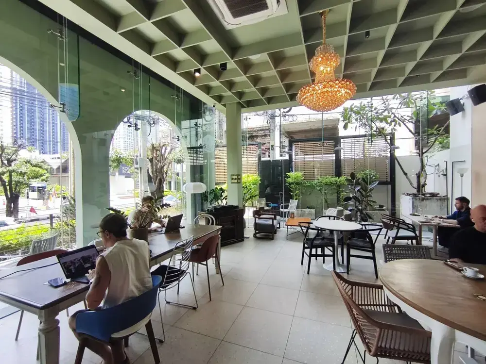 エカマイのカフェ「KIF」の店内