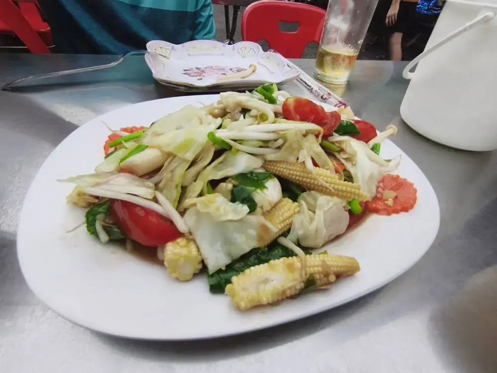 カオサンのジョークポーチャナーの野菜炒め