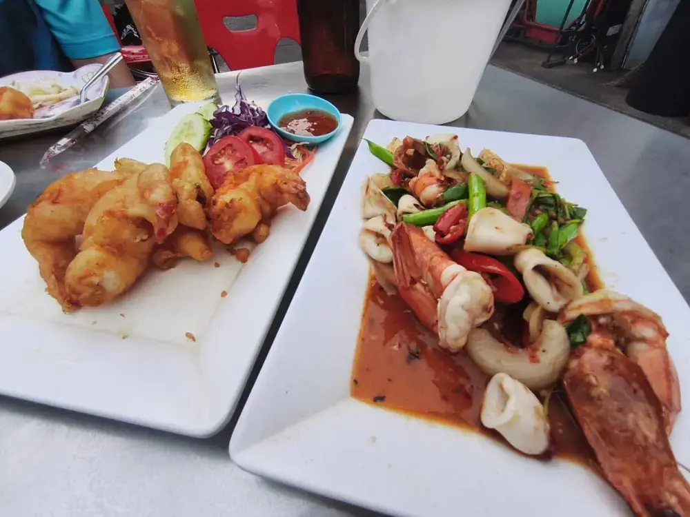 カオサンのジョークポーチャナーの海鮮炒め