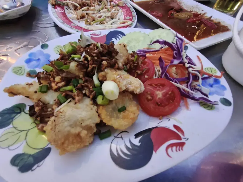 カオサンのジョークポーチャナーの海鮮フライ