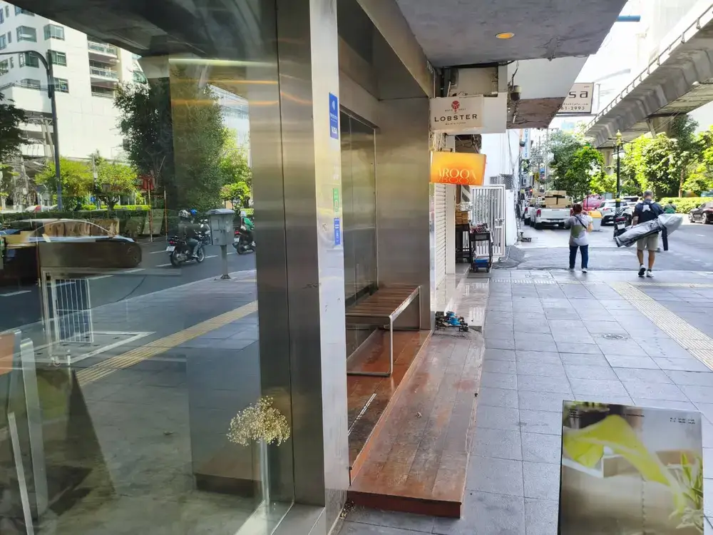 プロンポン駅近くのAroon Cafe外観