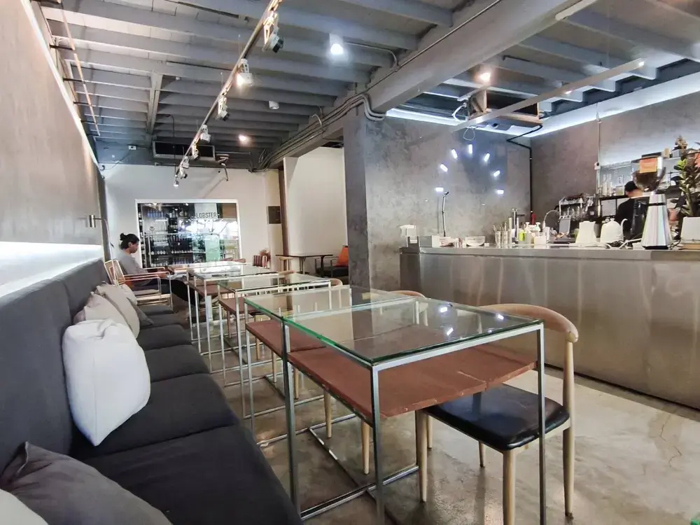 プロンポン駅近くのAroon Cafe店内