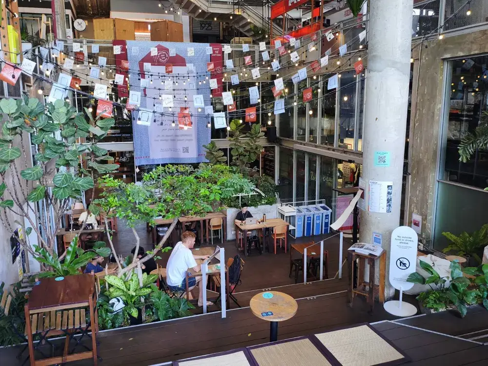 THE COMMONSの作業ができるテーブル