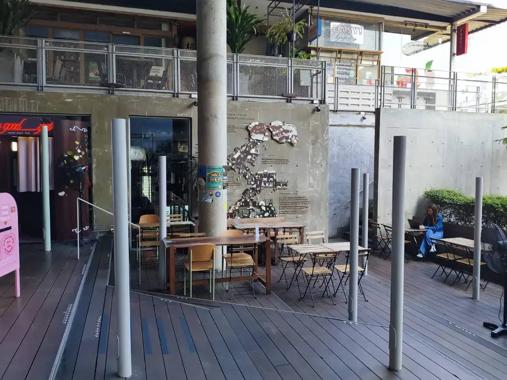 THE COMMONSの作業ができるテーブル