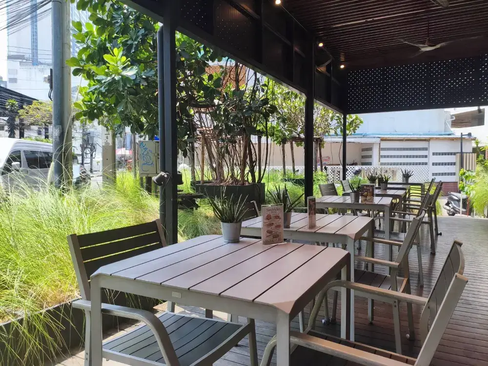 アソークのARTIS Coffeeのテラス席