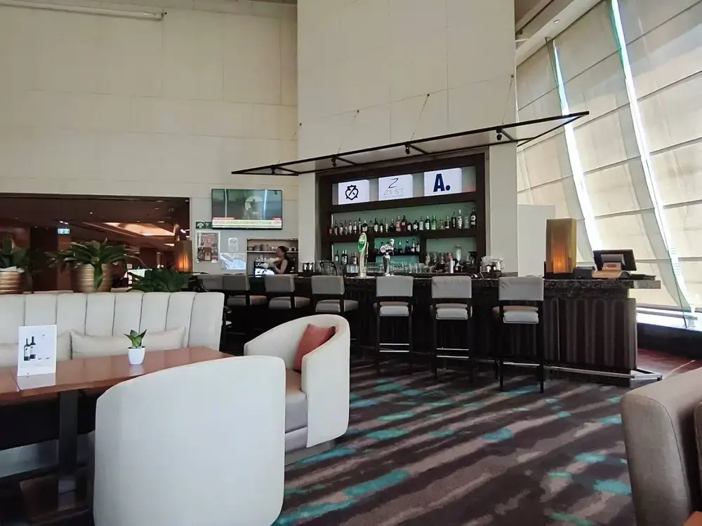 Zest Bar & Terraceのソファ席