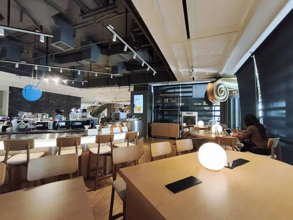 BLUE CHÉRI COFFEEの電源付きカウンター席