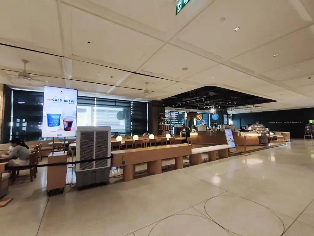 チットロムのカフェ BLUE CHÉRI COFFEE外観