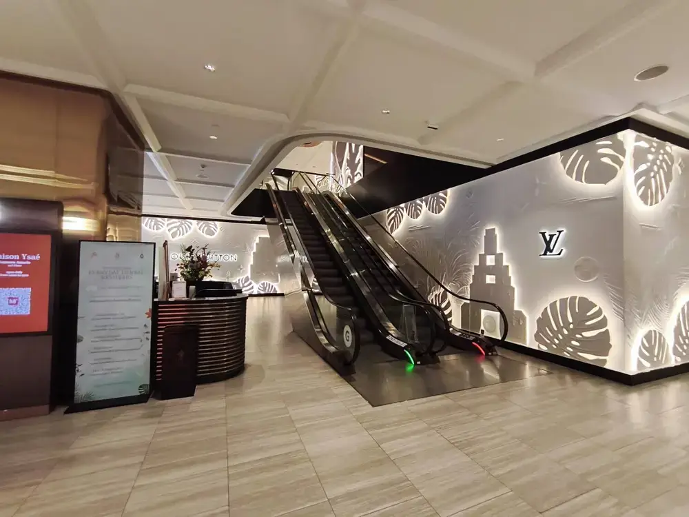 チットロムのGaysorn Amarinエスカレーター