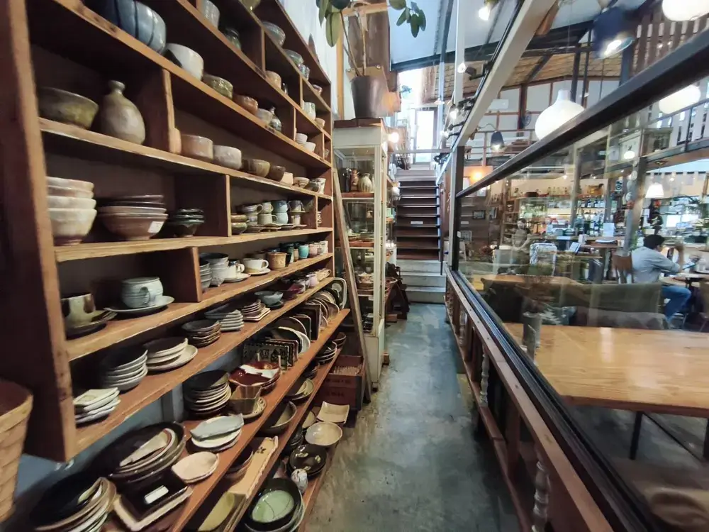 【バンコク・ソイ39】(un)FASHION District S39の食器棚