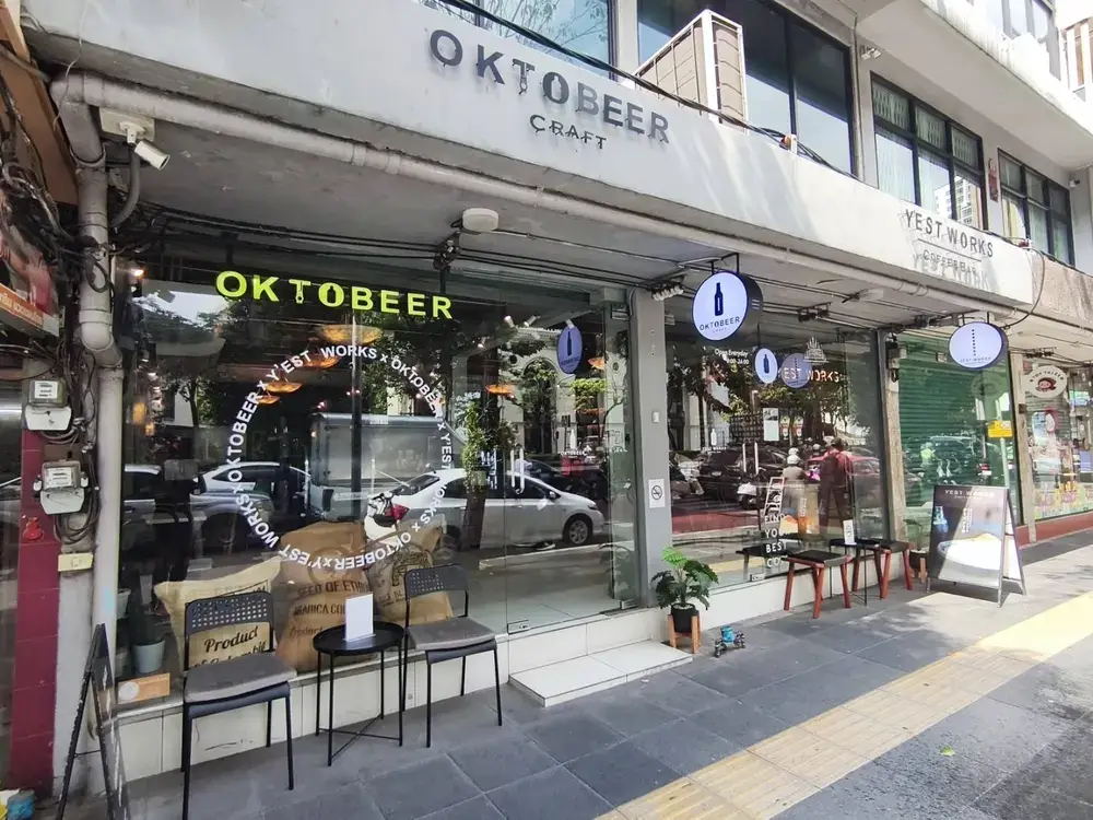 プロンポンエリアのY'EST WORKS Coffee Barの外観