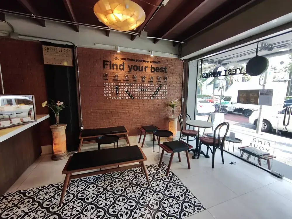 プロンポンエリアのY'EST WORKS Coffee Barのの店内