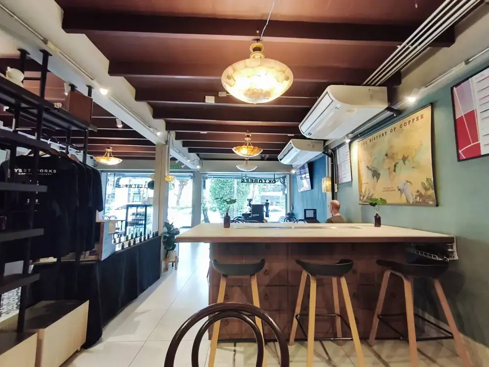 プロンポンエリアのY'EST WORKS Coffee Barのの店内