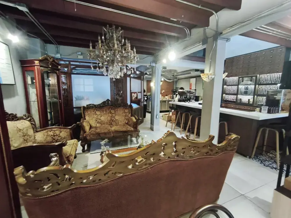 プロンポンエリアのY'EST WORKS Coffee Barのの店内