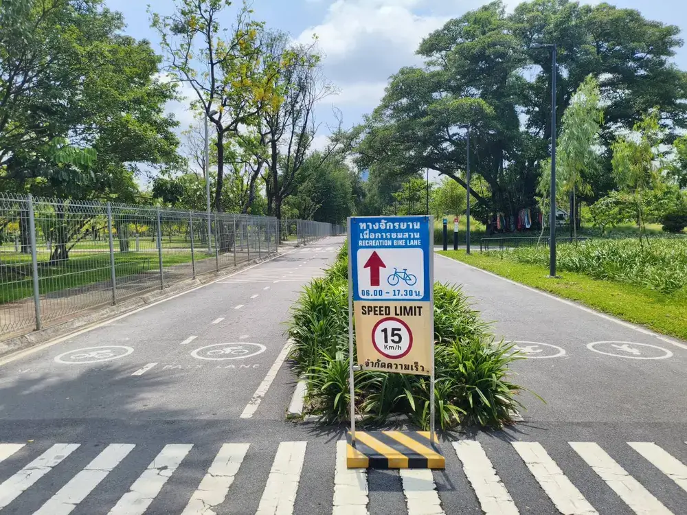 ベンジャキティ公園の自転車専用レーン