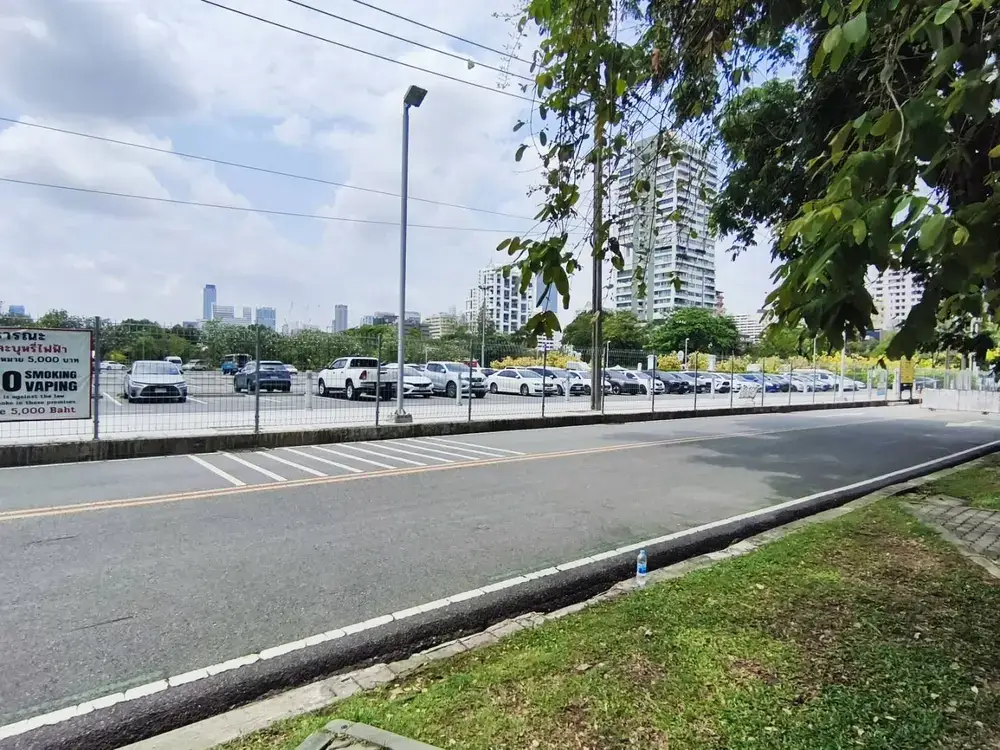 ベンジャキティ公園の無料駐車場