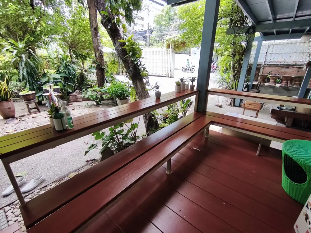 アソークのNina Pocket Park のテラス席