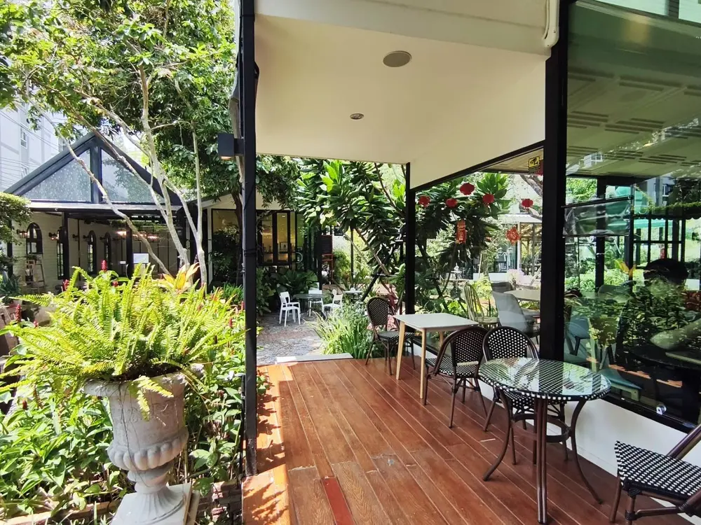 ウドムスックで人気のカフェ「The 66 Cottage」のガーデン席