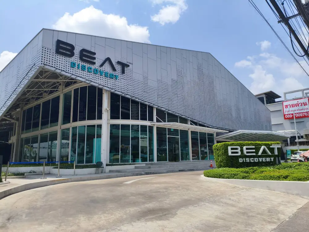 ウドムスックの総合スポーツ施設「Beat Discovery Thailand」の外観
