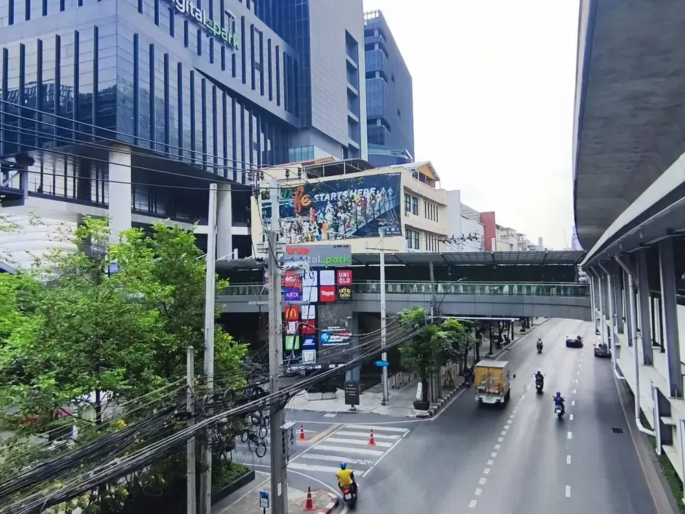 BTSプンナウィティ駅からトゥルーデジタルパークまでのスカイウォーク