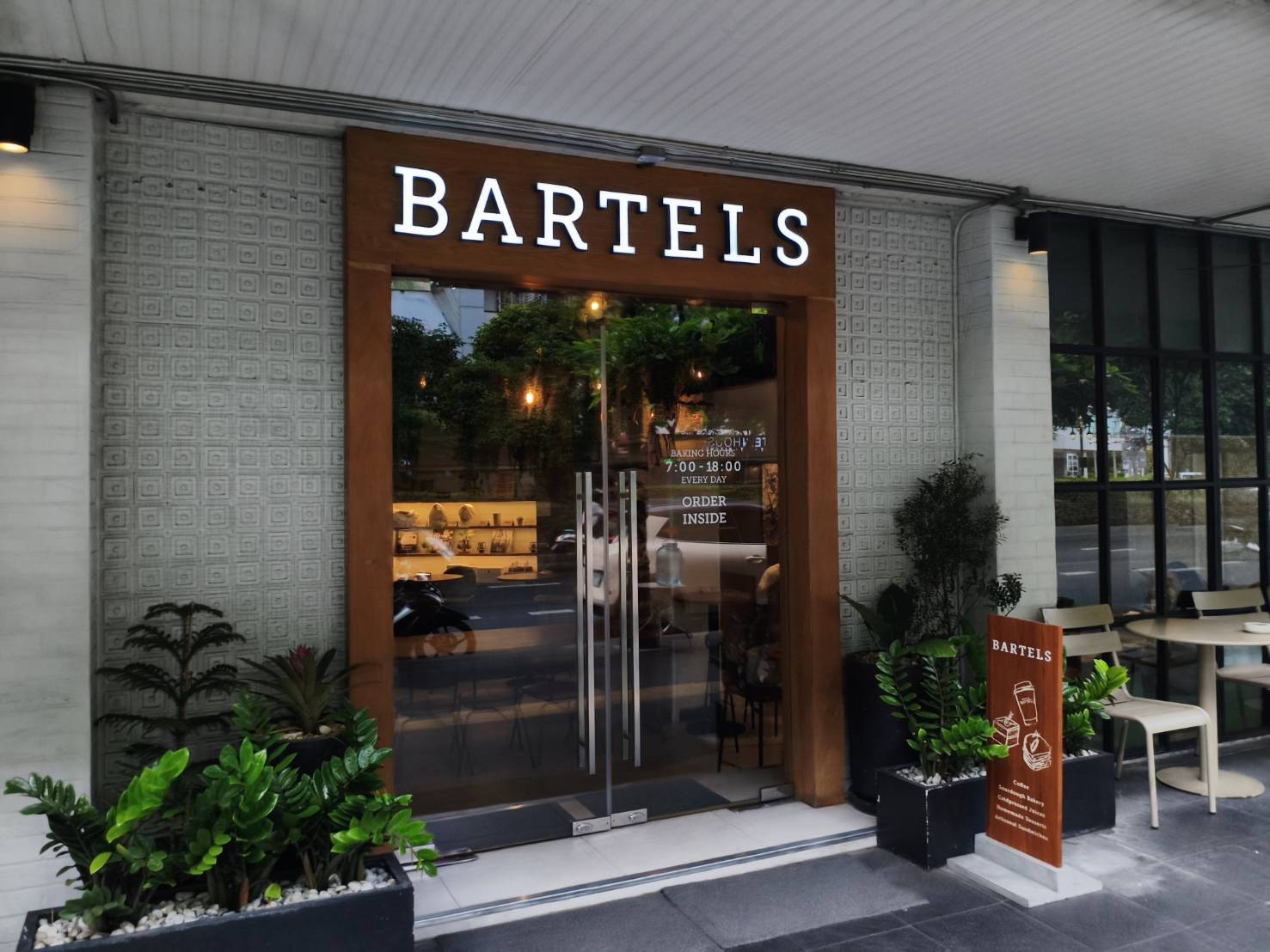 バンコクスクンビット通り沿いのBARTELS 