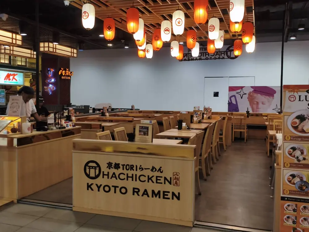 Hachicken Ramenターミナル21店　客席
