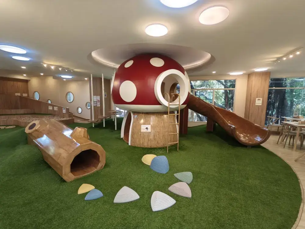 Wonder Woods Kids Cafeの室内プレイエリア