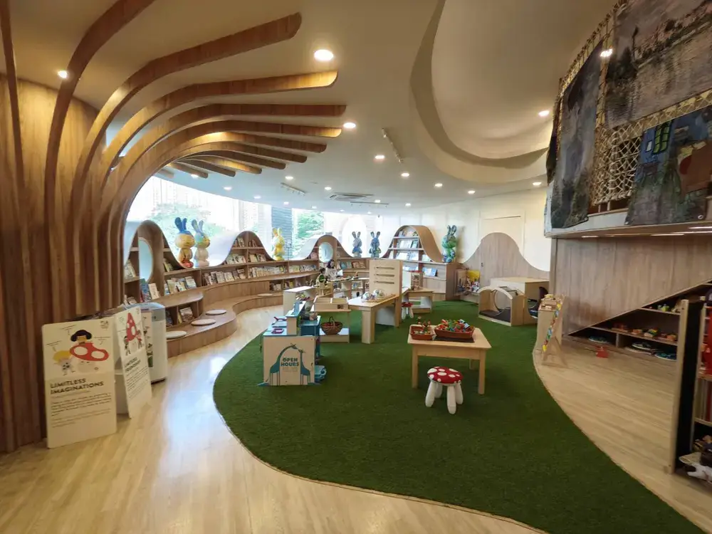 Wonder Woods Kids Cafeの屋内プレイエリア全景。木のぬくもりがある開放的な遊び場。