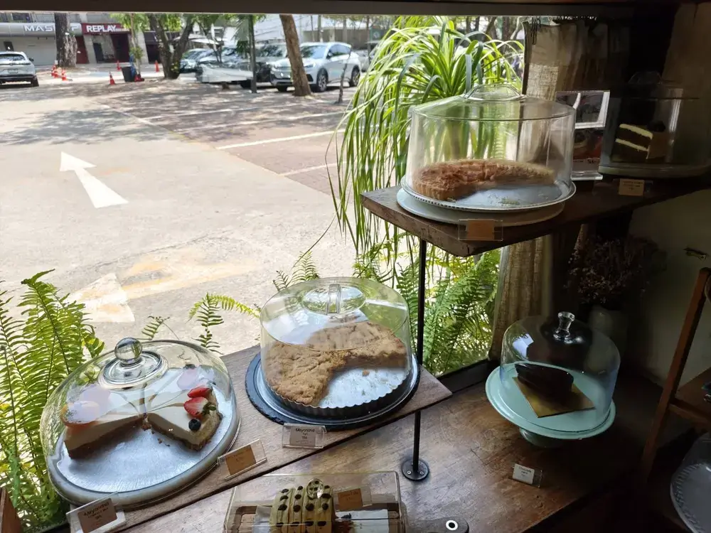 (un)FASHION Vintage Collection, Cafe’店内に並ぶ自家製スイーツ。ガラスドームに入ったケーキ