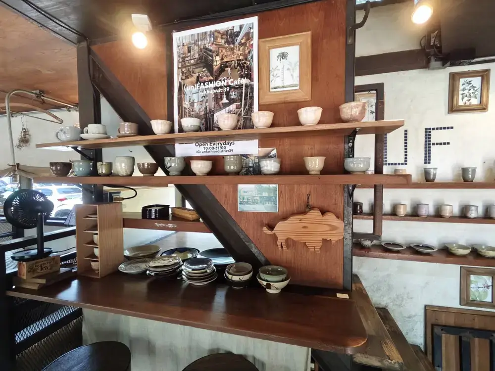 (un)FASHION Vintage Collection, Cafe’で販売されているお洒落な陶器のカップや皿が並ぶ棚