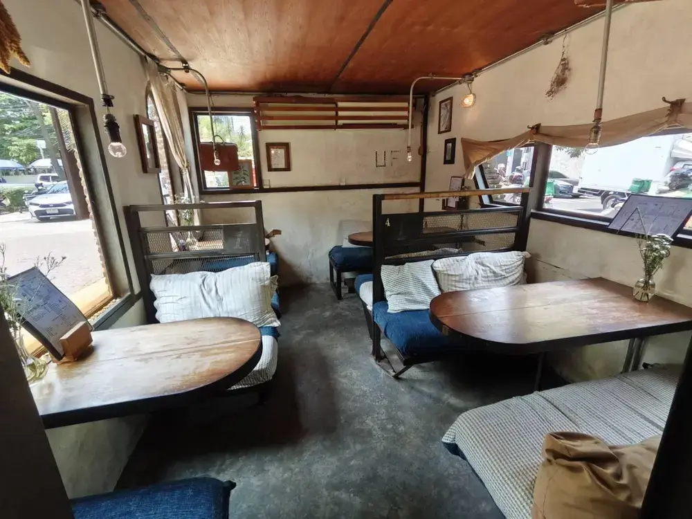 (un)FASHION Vintage Collection, Cafe’の広々とした店内。ヴィンテージ家具に囲まれたソファ席の様子