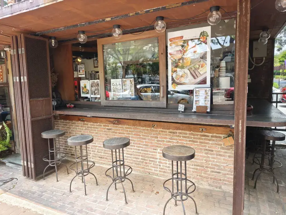 木のテーブルに置かれた(un)FASHION District のアイス抹茶ラテ