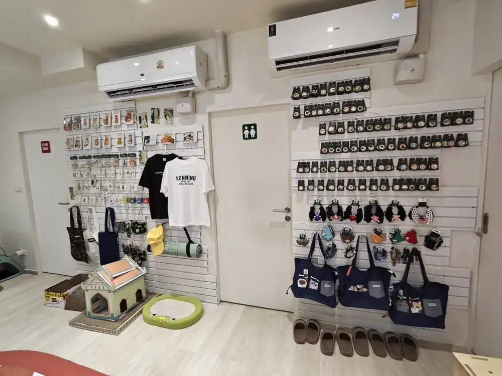トートバッグやTシャツなどのショップコーナーと、奥に続くドア