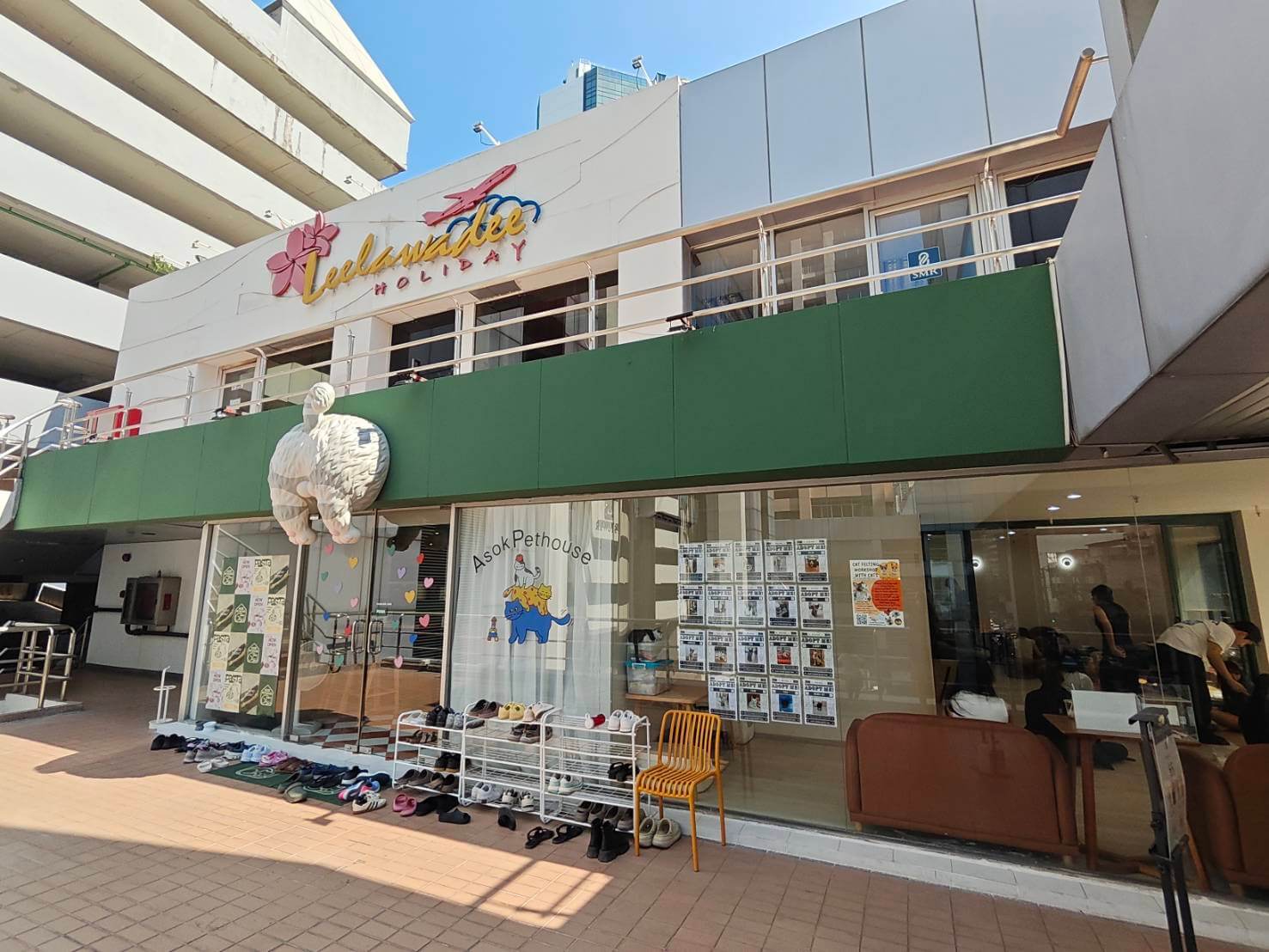 バンコク・アソークにある猫カフェ「Asok Pothouse」の外観。緑のオーニングが目印