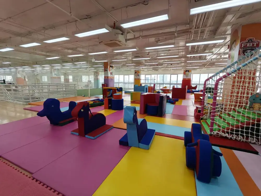 小さな子供向けのソフトブロック遊具と広々としたプレイスペース