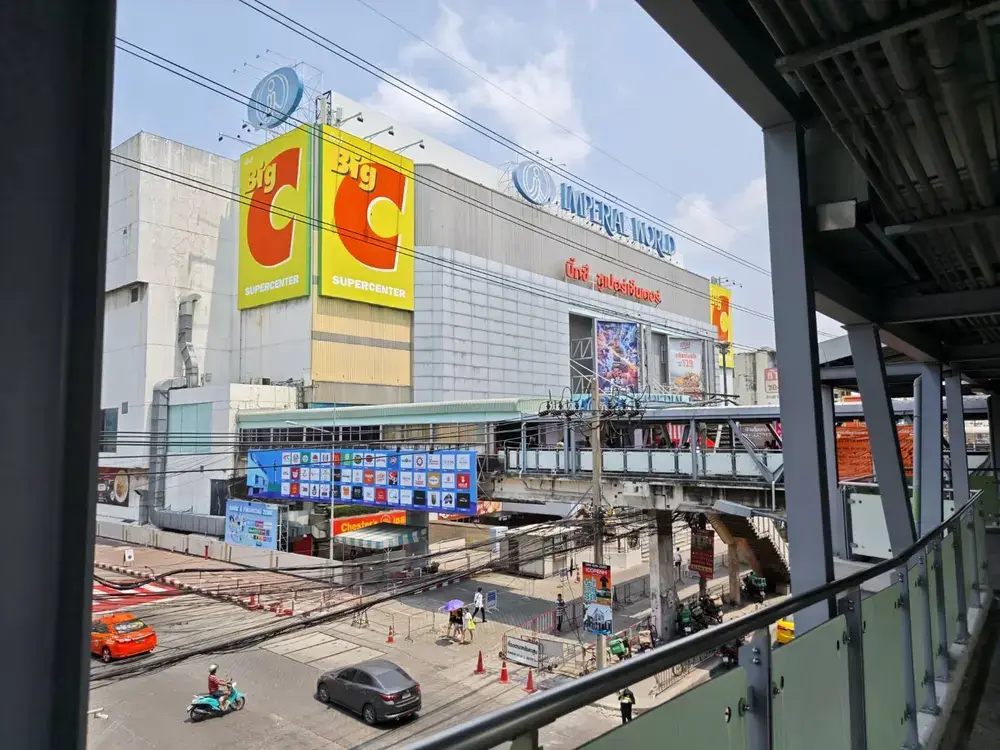 高架歩道から見下ろしたスクンビット通りとbigc