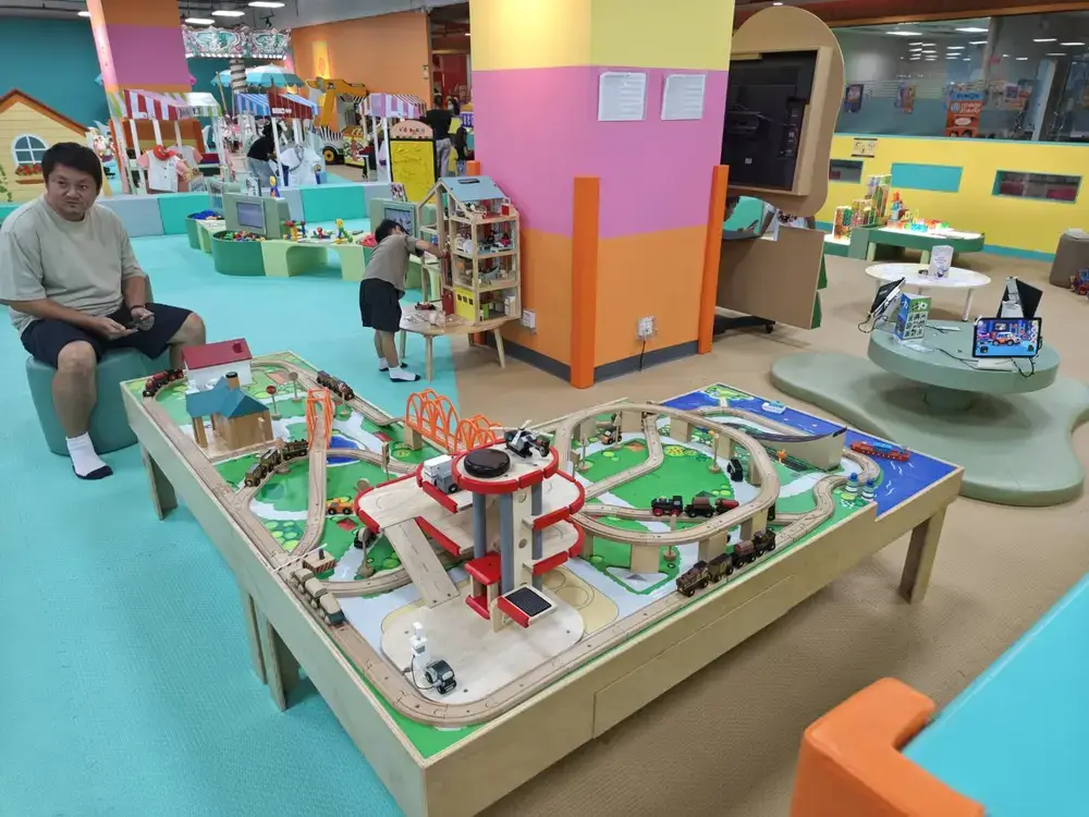 木製のおもちゃのテーブルが設置されたKID’S BOX jumbo by Kidzooonaのエリア