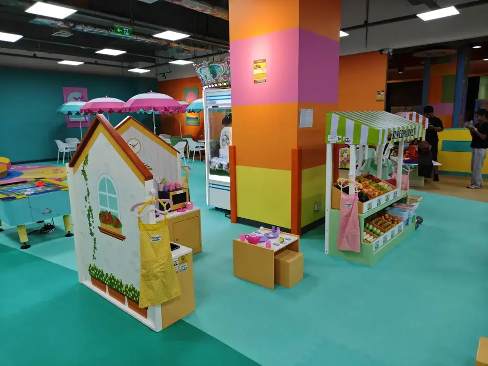 子供用の小さな棚が並ぶKID’S BOX jumbo by Kidzooonaのエリア