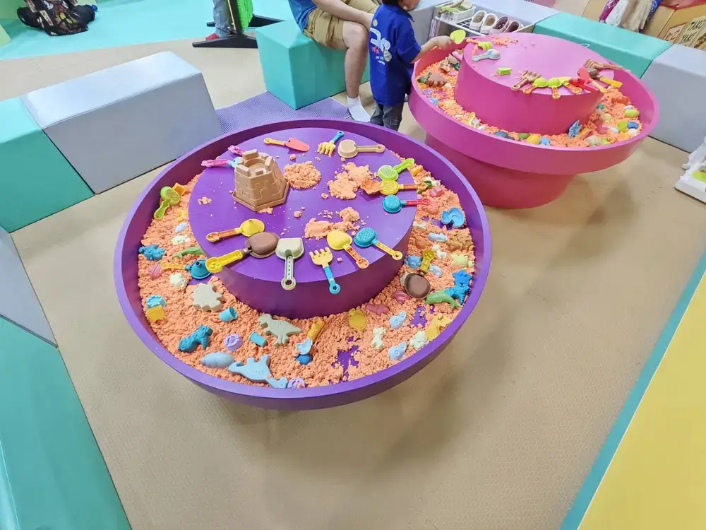 KID’S BOX jumbo by Kidzooona 内の粘土コーナー
