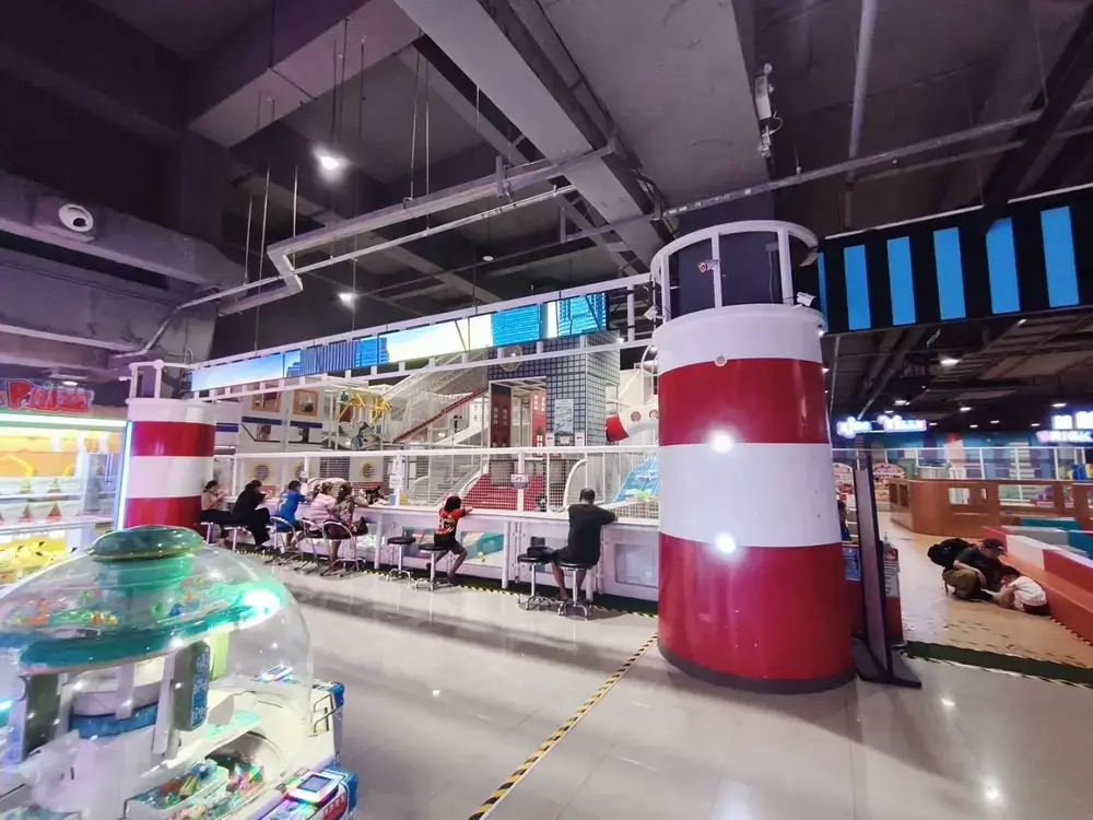 クレーンゲームや乗り物遊具が並ぶカラフルなゲームエリア